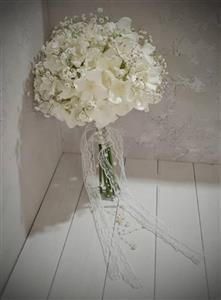 دسته گل هورتانسیا عروس به همراه گل های عروس طبیعی 