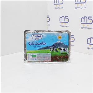 ماست تازه نیم چرب غنی شده با ویتامین D3 پگاه 900 گرمی 