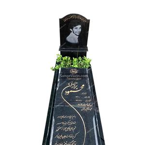 سنگ مزار با کتیبه و باغچه 