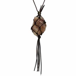 گردنبند عقیق هندی گلبهی راف (تراش نخورده) معدنی با نقش و نگار زیبا بافت مکرومه همراه بند چرم