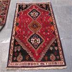 فرش دستباف شیراز طرح ۳ ترنج سایز ذرع و نیم رنگ زمینه لاکی رنگ حاشیه کرم کد ۳۸۵۲۴