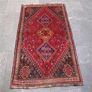 فرش دستباف شیراز طرح ۳ ترنج سایز ذرع و نیم رنگ زمینه لاکی حاشیه کرم کد ۳۸۵۵۹ 