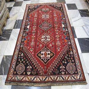 فرش دستباف شیراز طرح ۵ ترنج سایز پرده ای رنگ زمینه لاکی حاشیه کرم کد ۳۸۶۱۸ 
