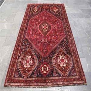 فرش دستباف شیراز طرح لچک و ترنج سایز قالی رنگ زمینه لاکی رنگ حاشیه قهوه ای کد ۳۸۶۲۵