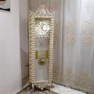 ساعت ایستاده ویترینی رنگ سفید طلایی جنس آلیاژ آلومنیوم آبکاری برنز