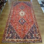 فرش دستباف شیراز طرح لچک و ترنج سایز پرده ای رنگ زمینه لاکی رنگ حاشیه سرمه ای کد ۳۹۲۴۴