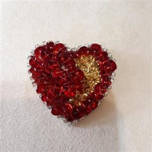 سنجاق سینه قلب قرمز