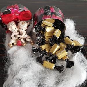 شکلات کادویی با جعبه فانتزی مقوایی شیک و زیبا حاوی چند نوع شکلات تلخ