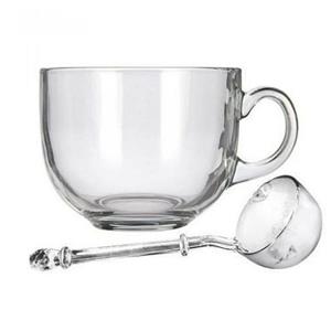 کاسه سوپ و آب مرغ همراه با ملاقه