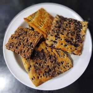 کلوچه کنجدی خرمایی (1کیلو)