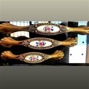 دستگیره طرح سرامیکی زیتونی\n کد zs1 سایز 160 جنس بدنه سرب گل وسط پلی اورتان نشکن سایز 160