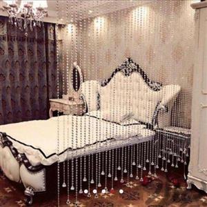 پرده کریستالی مناسب برای جدا سازی فضا با دانه های درجه یک سفیدو آویز گوی قیماذکرشده برای یک مترمربع از پرده میباشد