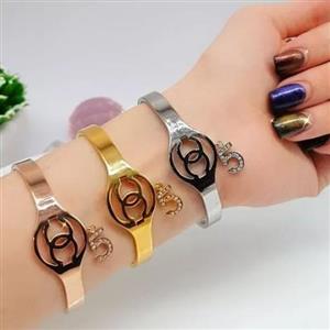 دستبند های چنل در سه رنگ نقره ای و رزگلد و طلایی با رنگ ثابت و حک شده مارک اصل  با کیفیت عالی