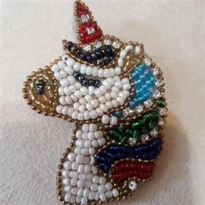 سنجاق سینه جواهردوزی شده طرح تک شاخ