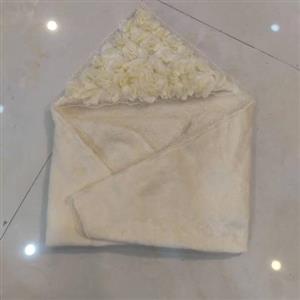 پتو دورپیچ مخمل سُز نوزادی، قابل شستشو با ماشین، چروک نمیشود ،رنگبندی مختلف سفید و صورتی و آبی و کرمی