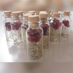 یادبود عقد و عروسی جنس بطری شیشه کوچک با گل قرمز(پک15تایی)