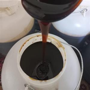 شیره ی خرمای درجه یک و سنتی در وزن کم و زیاد موجود می باشد