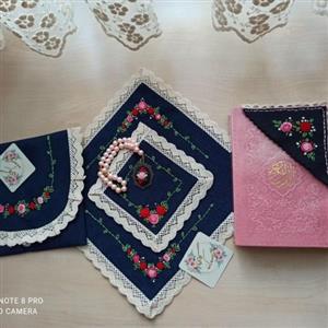 جانمازگلدوزی شده با دست طرح ویژه آروند کیفی  همراه با نشانگر نمدی کتابستمجموعه 😍