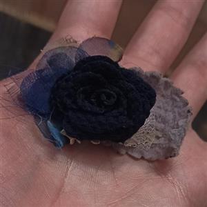 سنجاق سینه گل بافتنی زیبا