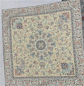 رومیزی ترمه مربع ابریشم  کد TRM123  تار سفید  رنگ کرم  آستر کرم