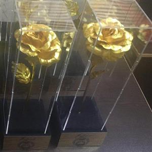 گل طلایی با باکس رومیزی جیر  در رنگبندی با امکان حک