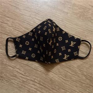 ماسک  دولایه با پارچه های نخ پنبه طرح LV بچه گانه 3 تا 4 سال