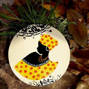 آویز سفالی نقاشی شده سیاه پوست با لباس زرد قطر 15 سانتی‌متر