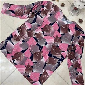 بلوز نخی  زنانه خارجی طرح دار آستین بلند در رنگهای متنوع سایزبندی تا سایز 54 میباشد ارسال پستی رایگان