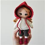 عروسک دستبافت شنل قرمزی با سایز تقریبی 20 سانت و قابل سفارش در رنگبندی مختلف