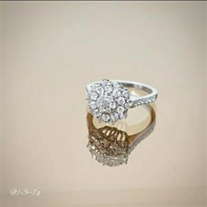 انگشتر نقره زنانه طرح گل با عیار 925 و آبکاری طلاسفید بدون ریزش نگین 