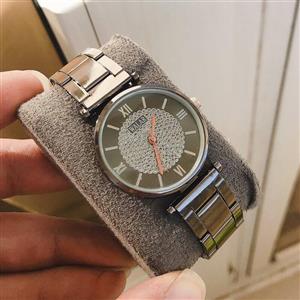 ساعت بند فلزی صفحه طرح دار جذاب دخترانه و زنانه مارک والار