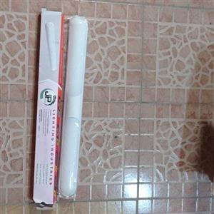 مهتابی 40 وات براکت دیواری برند جی پی رنگ آفتابی سفید