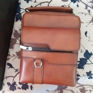 کیف دوشی مردانه با چرم طبیعی گاوی