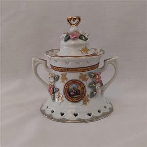 قندان گل برجسته دو دسته ، طرح لیلی و مجنون ، ارتفاع با درب 14 سانتیمتر قطر دهانه6 سانتیمتر و فاصله دو دسته 13 سانتیمتر