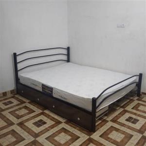 تخت خواب دو نفره فلزی فرفوژه مدل میله ای با کشو بدون تشک