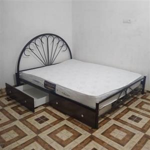 تخت خواب دو نفره فلزی فرفوژه مدل طاووس با کشو بدون تشک