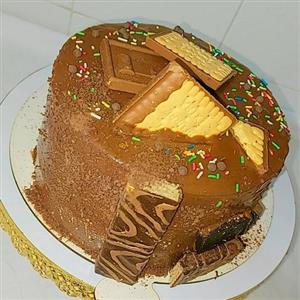 کیک شکلاتی با تزیین بیسکویت شکلاتی
