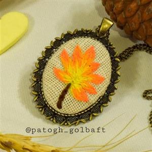 گردنبند گلدوزی شده با دست طرح برگ پاییزی