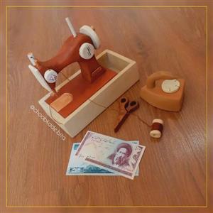 چرخ خیاطی چوبی دکوری و دست ساز به همراه اتو و قیچی و روبان دوزی به دلخواه