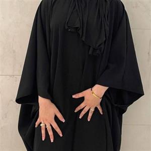 مانتو عبایی ساده کرپ الیزه با  استثنایی مشابه چادر دانشجویی ولی روی دوش قرار می گیره و جلو بسته با