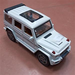 ماکت بنز جی کلاس یا g63 این ماشین عقبکش میباشد وبدنش فلزی 6 درب محصول بازشو مقیاش 1/24طول ماشین 20 سانت موزیکال و چراغ