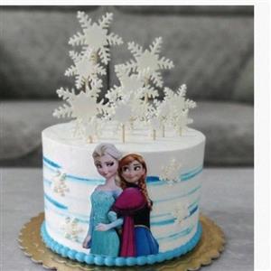 کیک اسفنجی مدرن السا باتزیینات برف فوندانتی وچاپ غیرخوراکی