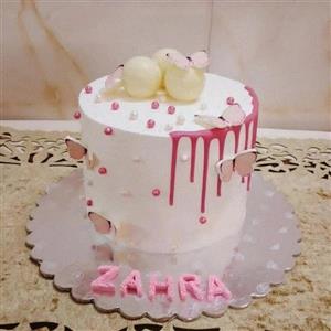 کیک اسفنجی مدرن باتزیینات گوی شکلات وپروانه وشره شکلات