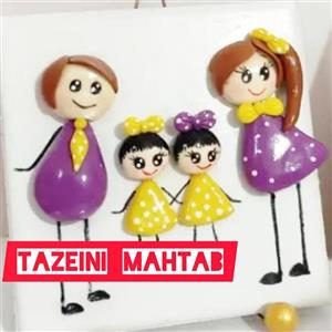 مگنت خانواده ، جنس کاشی و خمیر ، پشت کار آهن ربا نصب شده،به همراه پایه نگه دارنده برای گزاشتن روی میز