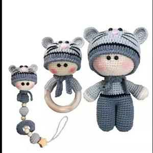 ست سیسمونی نی نی پسر شامل جغجغه و بند پستونک و عروسک در غرفه بافتنی پونه دررنگ دلخواهت سفارش بده