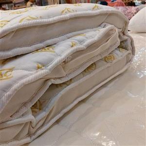 تشک کناری مهمان ابعاد 90×190 دارای نوار دوزی و پارچه استری پنبه دوزی شده و زیپ دار با قابلیت خروج الیاف
