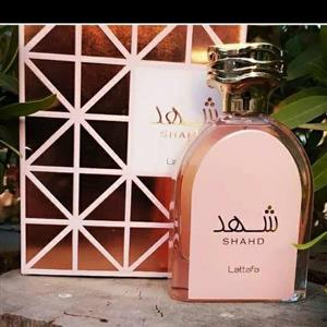 ادکلن شهد زنانه گروه بویایی گلی میوه ای خنک و ترش با پخش بو و ماندگاری بالا