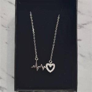 گردنبند نقره دخترانه ضربان قلب، عیار 925و آبکاری طلا سفید بدون ریزش  نگین، طول زنجیر 40تا 45 سانت متغیر