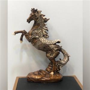 مجسمه اسب زره پوش طرح چوب از جنس پلی رزین