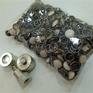 دکمه نوزادی نگین دار رنگ شیری